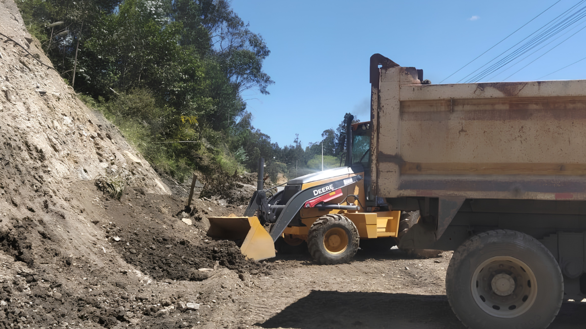 Maquinaria trabaja en la remoción de material y rehabilitación de una vía afectada en la provincia de Loja.