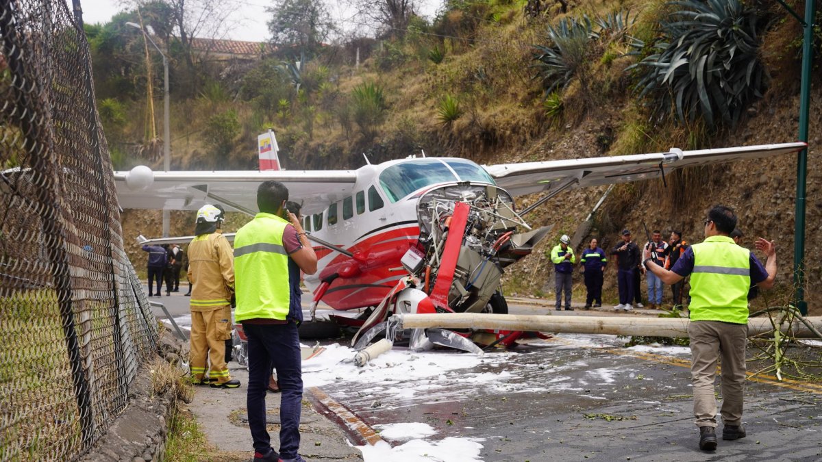 Una avioneta que cubria la ruta Guayaquil- Cuenca se accidentó al intentar aterrizar en el aeropuerto Mariscal La Mar.