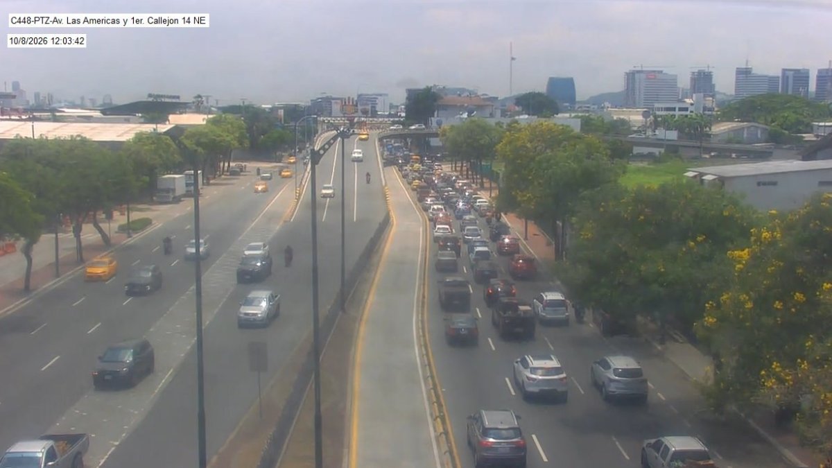 Alto flujo vehicular se registra en la avenida de las Américas, cerca del aeropuerto José Joaquín de Olmedo, en sentido hacia el centro de Guayaquil.