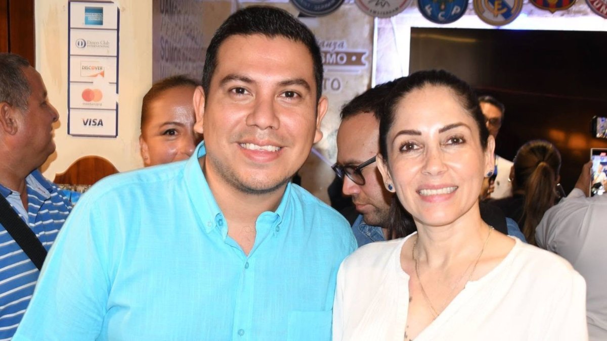 Geovanny Vega junto a la dirigente del correísmo, Luisa González, en un evento de enero de 2025.