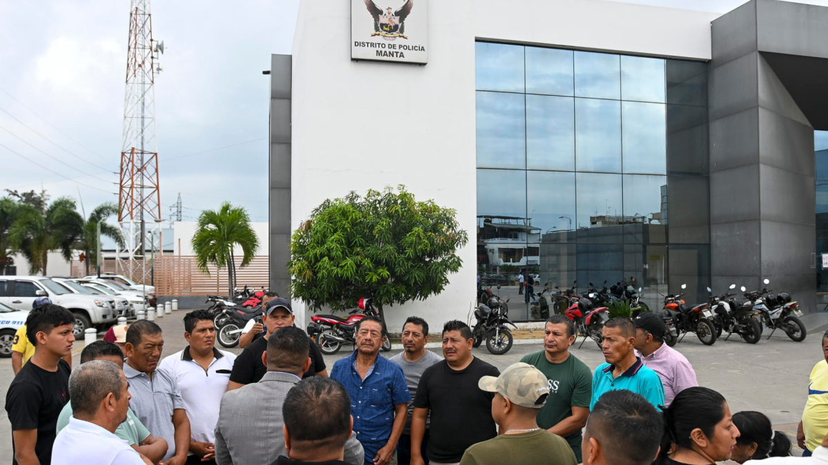 Los afectados se concentraron en Manta a la espera de la diligencia judicial, que fue aplazada.