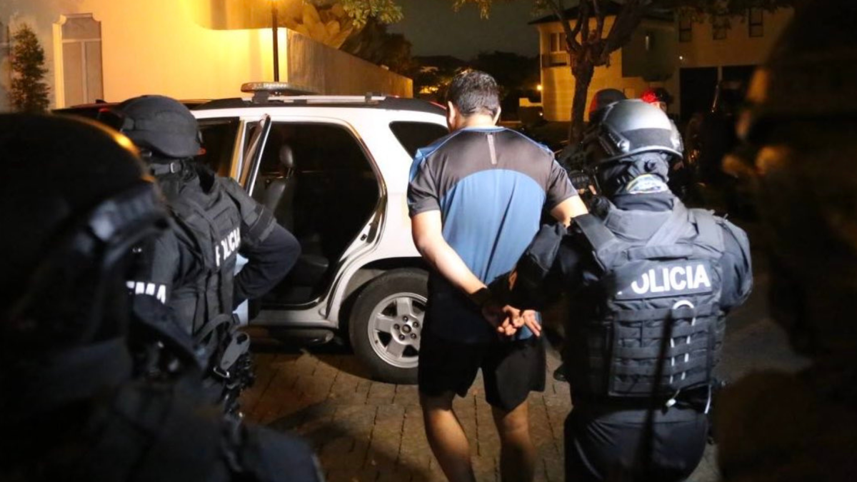 Los allanamientos realizados en las exclusivas urbanizaciones de Plaza Lagos y Mocolí, en Samborondón, dejaron al descubierto una presunta estructura empresarial vinculada al narcotráfico internacional.