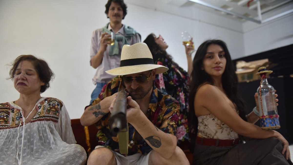 La puesta en escena transforma una terraza de lujo en el refugio de un grupo de personajes que observa desde las alturas el avance de una sublevación popular.