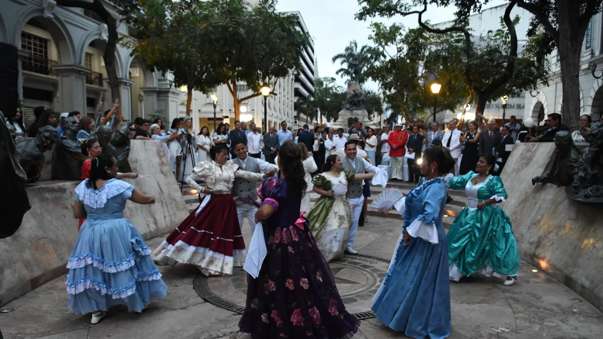 Entre antorchas, banderas y música, Guayaquil evocó la madrugada de 1820 en la que comenzó una nueva etapa de su historia.