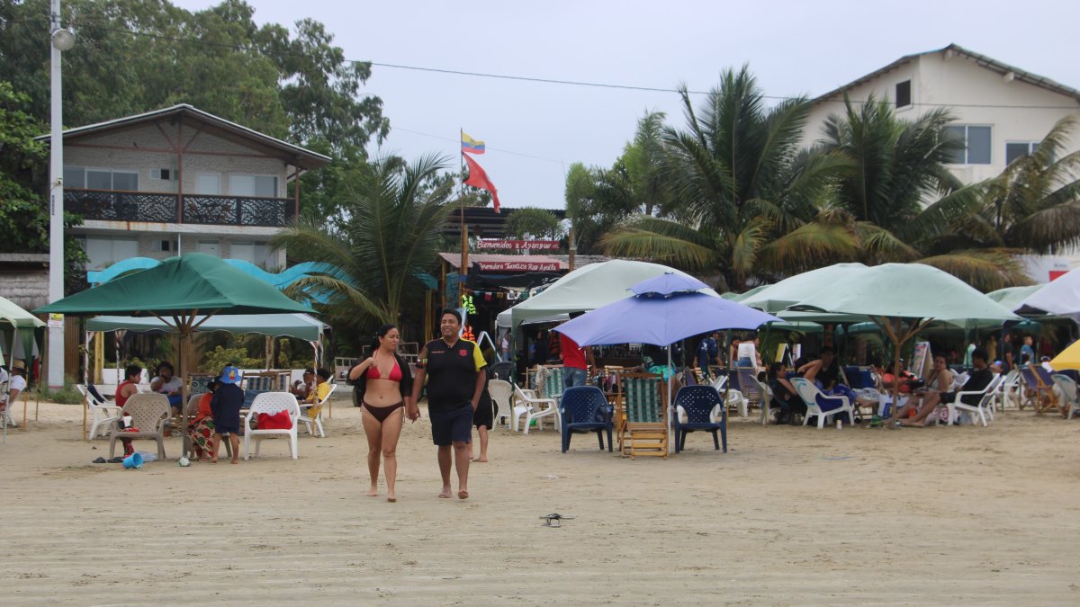 Los turistas empezaron a llegar a los balnearios de Santa Elena en el primer día de asueto