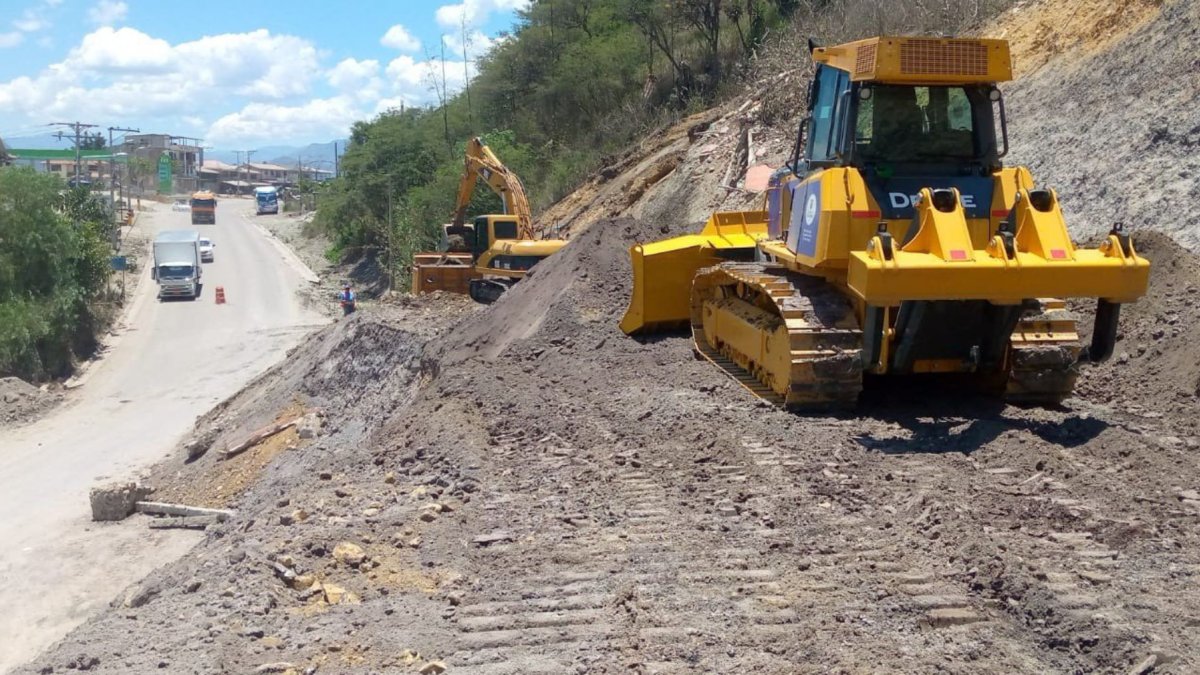 Hay maquinaria trabajando en la vía Cuenca-Girón-Pasaje, en Azuay.