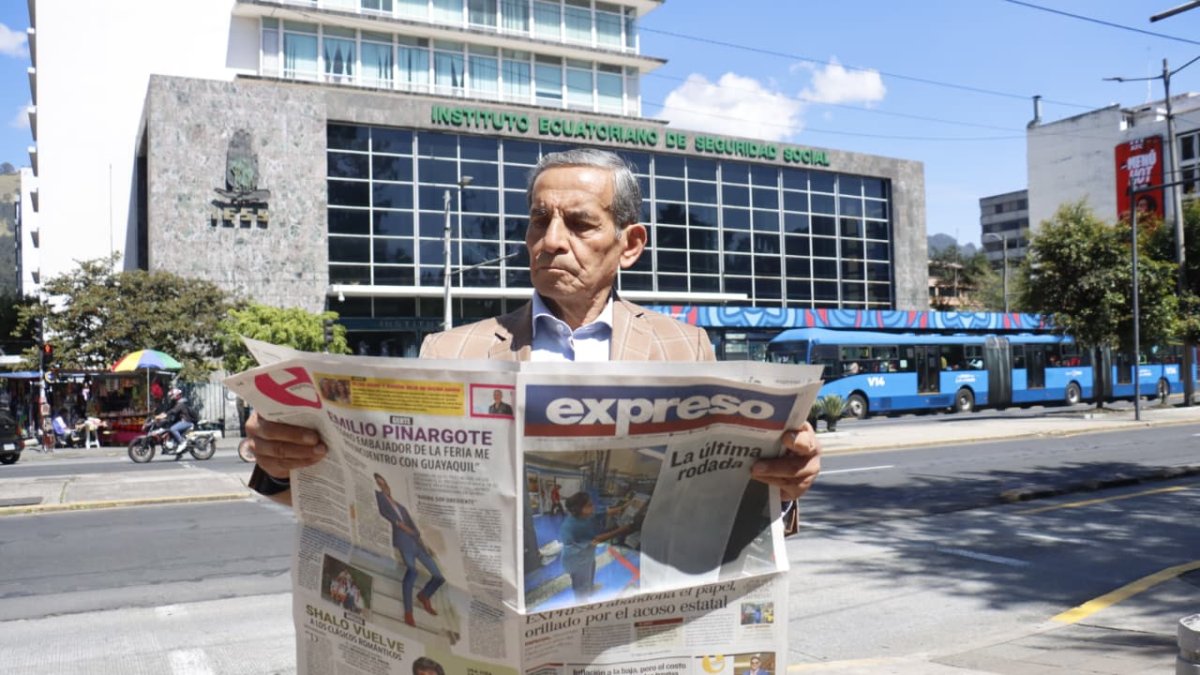 Canillitas y lectores de Quito lamentan la última edición impresa de Diario EXPRESO, que circula este 9 de octubre de 2026.