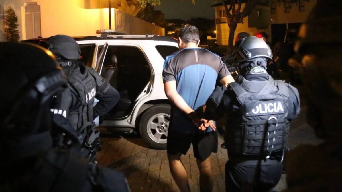 Además de Jackson Zambrano, hubo 20 personas aprehendidas: 18 ciudadanos ecuatorianos y dos servidores policiales en servicio activo.