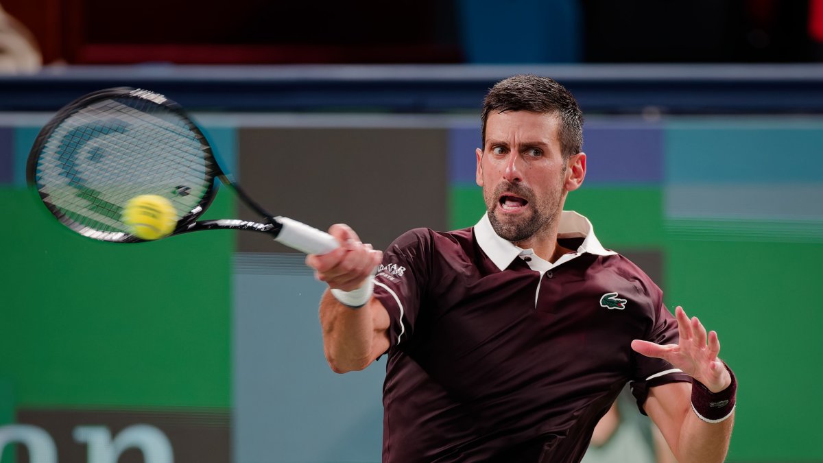 Novak Djokovic lució agotado ante Hubert Hurkacz quien en dos sets lo eliminó en su primer partido del Masters 1000 de Shanghai.