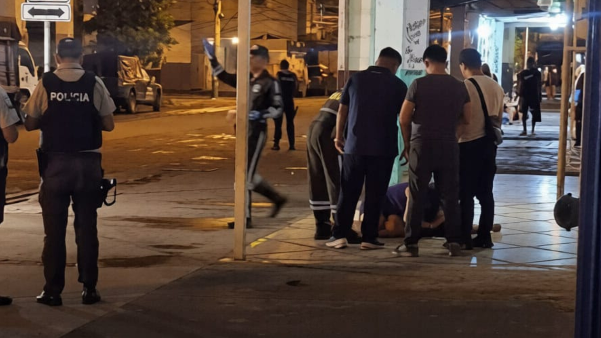 César Alexander Sánchez, de 27 años, fue asesinado a tiros en el centro de Machala. Su cuerpo quedó tendido sobre la calzada, cerca de un cajero automático.