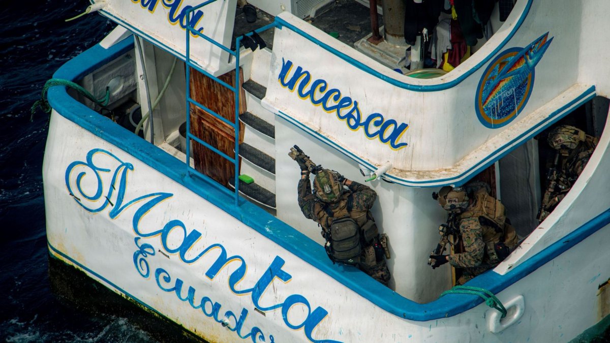 Embarcaciones de Ecuador son atacadas por EE. UU. bajo sospecha de nexos con el narcotráfico.
