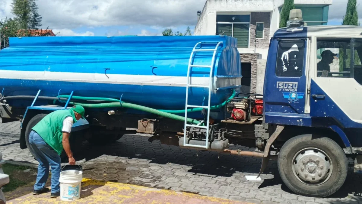 Tanqueros: La Epmaps anunció el abastecimiento de agua mediante tanqueros mientras se desarrollan las reparaciones.