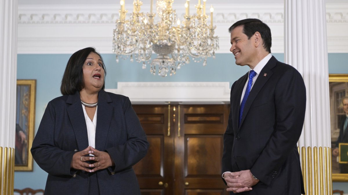 La líder de un bloque de oposición de Venezuela, Dinorah Figuera, habla junto al secretario de Estado de Estados Unidos, Marco Rubio, durante una reunión este viernes .