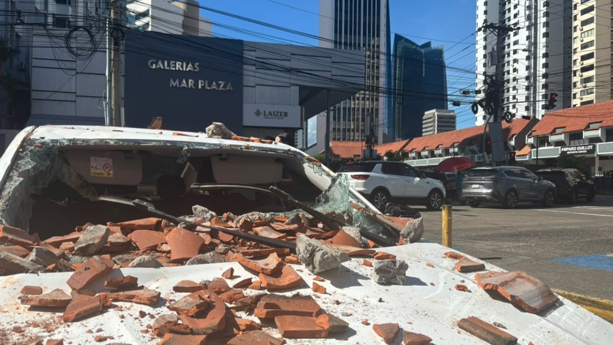 Un vehículo afectado por restos de un edificio tras un terremoto de magnitud 7,7 con una profundidad de 10 kilómetros en Panamá.
