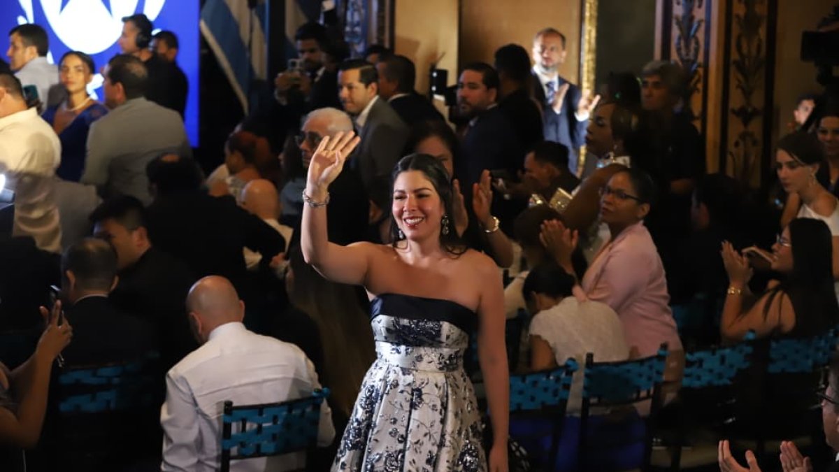 La alcaldesa Tatiana Coronel arriba al Salón de la Ciudad para la Sesión Solemne del 9 de Octubre.
