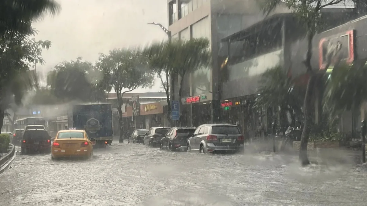 Clima: Después de varias horas de intenso calor, las lluvias comenzaron a caer en distintos puntos de Guayaquil.