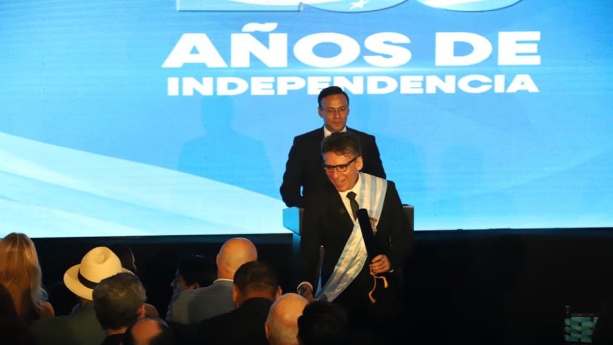 Billy Navarrete, representante del Comité para la Defensa de los Derechos Humanos, recibió la condecoración este viernes 9 de octubre.
