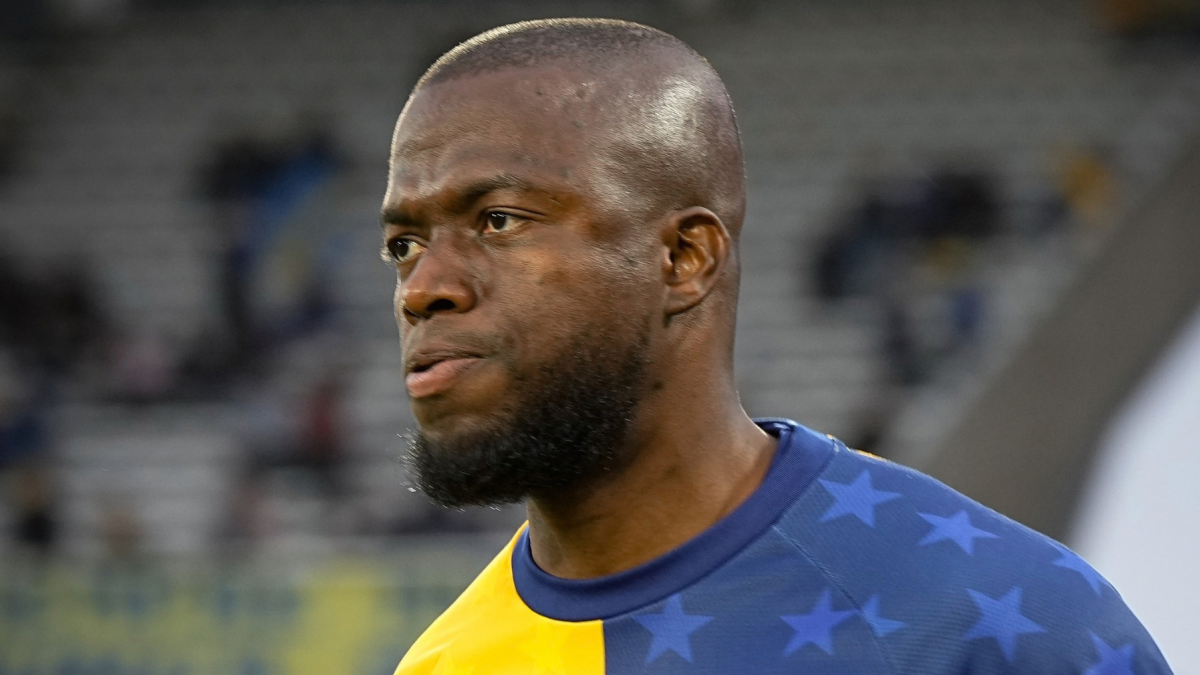 Enner Valencia calentando antes del partido de Boca Juniors.