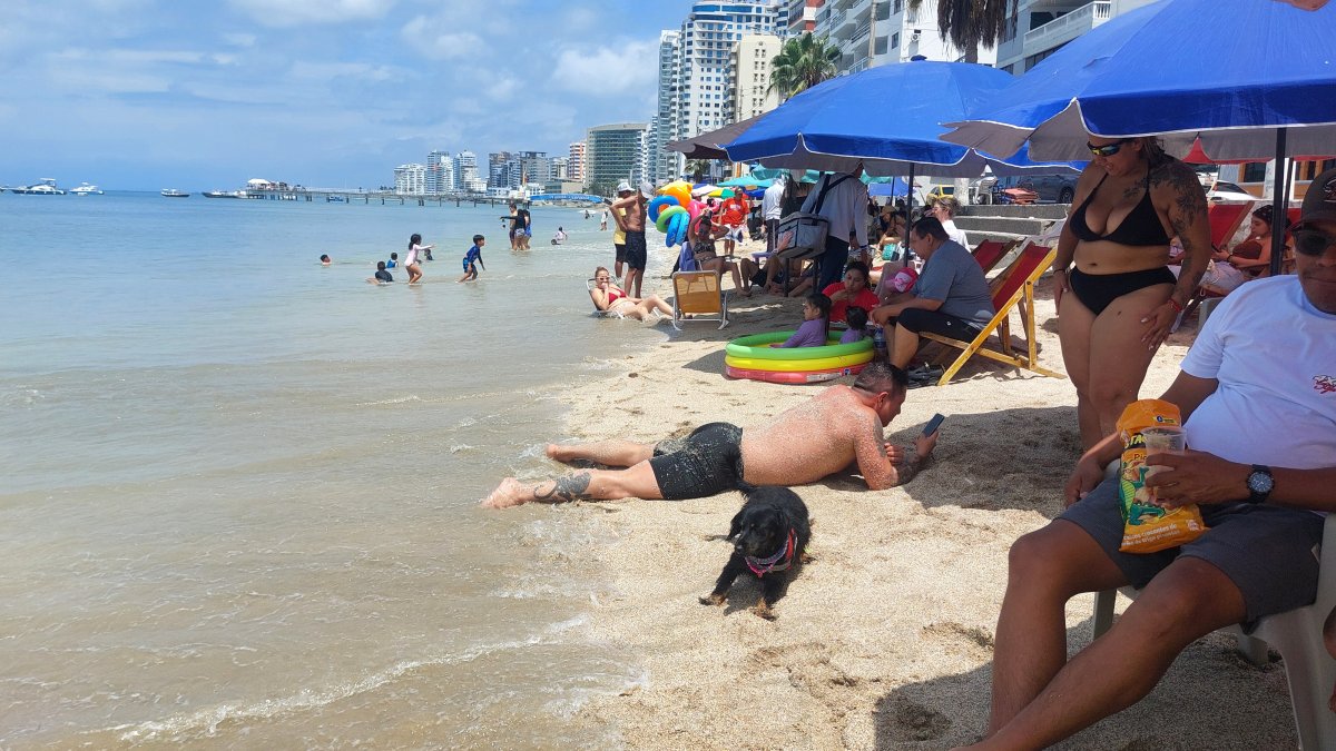 En el primer día del feriado por el 9 de octubre hubo gran presencia de turistas en las playas de Santa Elena