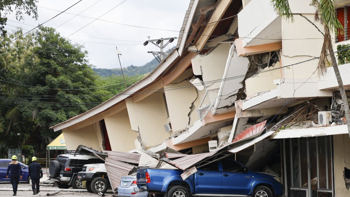 Socorristas caminan frente a una edificación afectada por el terremoto de magnitud 7,7 que sacudió Panamá.