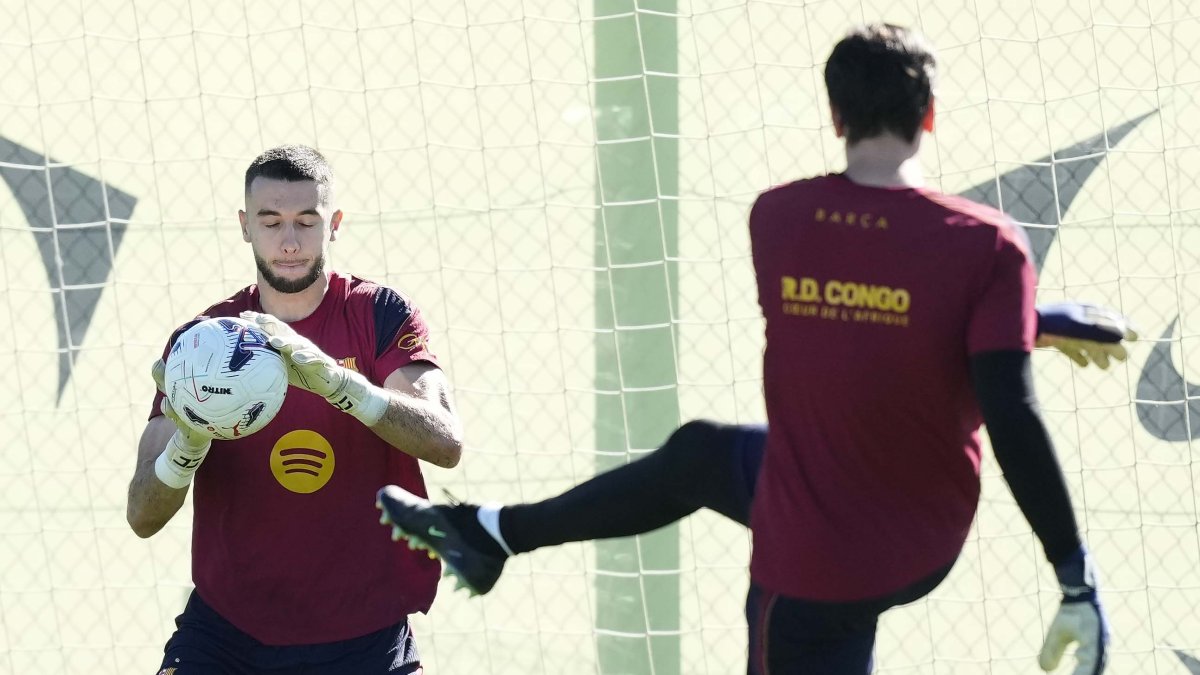 El portero del FC Barcelona, Joan Garcia, durante el entrenamiento que realiza la plantilla barcelonista, en la Ciudad Deportiva Joan Gamper.