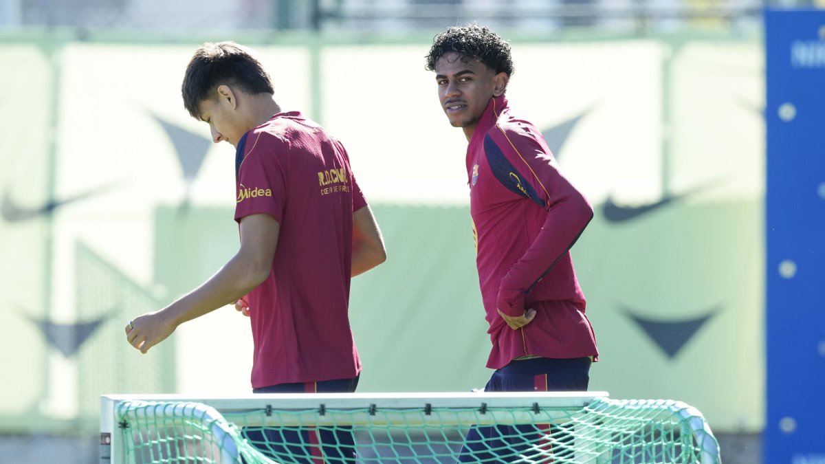 Los jugadores del FC Barcelona, Brian Fariñas (i) y Lamine Yamal (d), durante el entrenamiento.