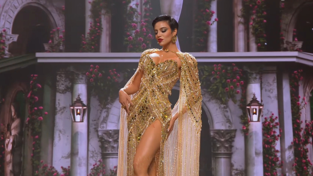 Shyare Andrade deslumbró con un imponente traje de gala dorado durante la final del Miss Grand International 2026, celebrada en Bangkok, Tailandia.