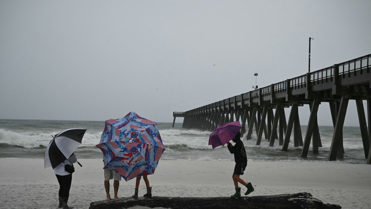 A pesar del clima, ciudadanos salen a las playas.