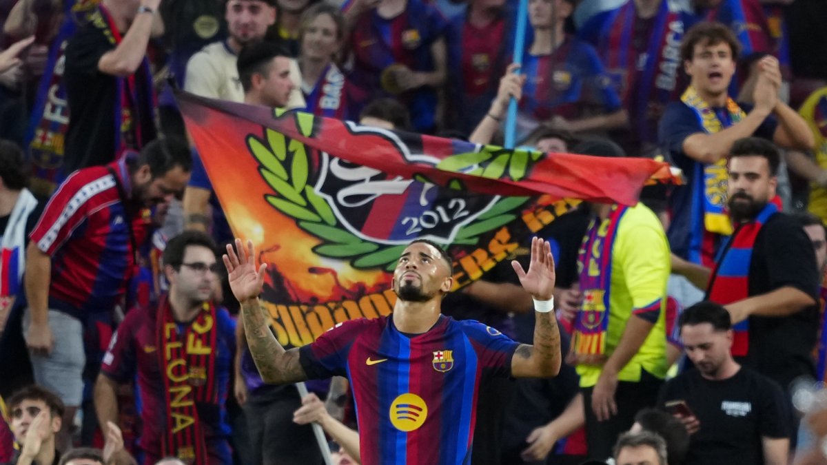 El delantero del FC Barcelona Gabriel Jesús (c) celebra tras marcar el 2-0 al Getafe CF.