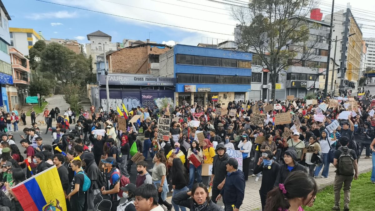La marcha avanzó por la calle 12 de Octubre luego de intentar avanzar a la Plaza Grande.