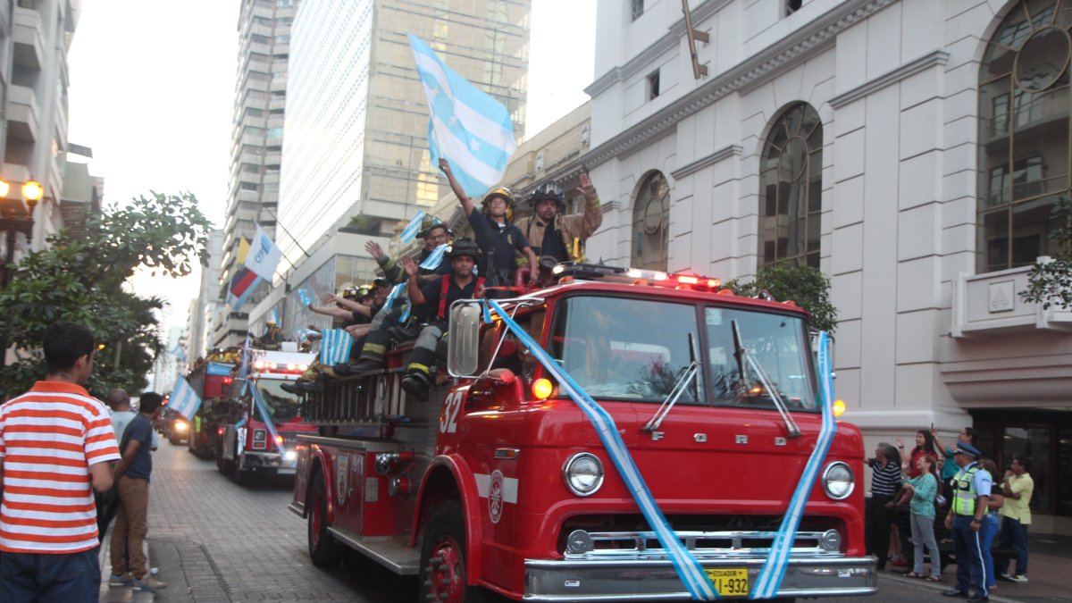 Archivo de un desfile del Cuerpo de Bomberos en homenaje a Guayaquil por el aniversario de su fundación.