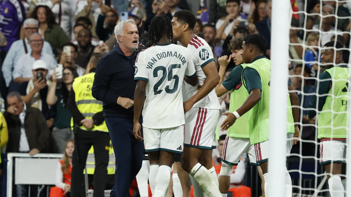 El entrenador del Real Madrid, José Mourinho (i) celebra con su delantero Yan Diomande (c) el 1-0.