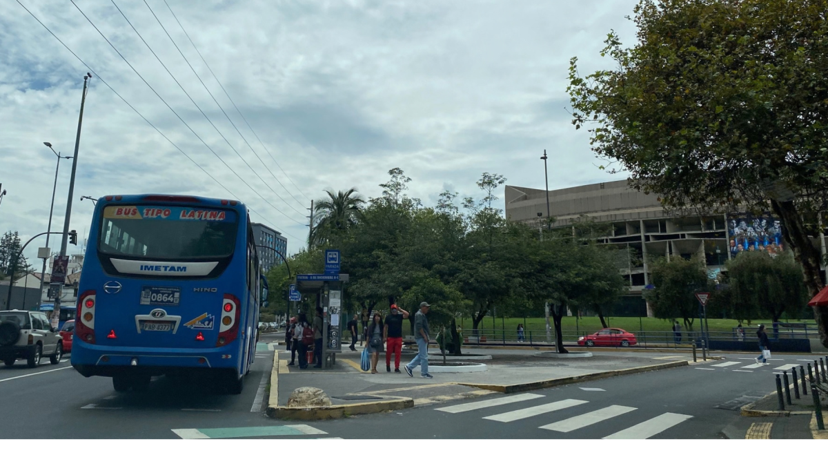 Un bus, de la compañía Latina, en la av. Patria, muy cerca de la Casa de la Cultura Ecuatoriana. El registro municipal va en la placa azul.