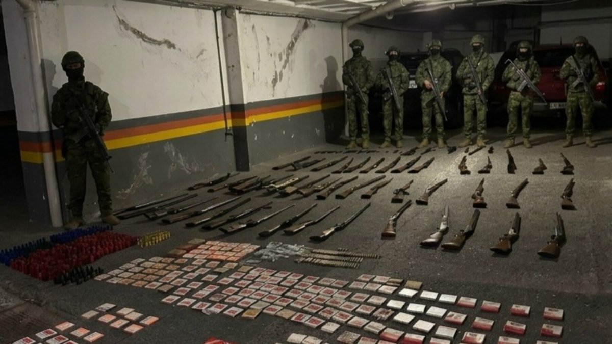 Las Fuerzas Armadas informaron sobre el hallazgo en un barrio del norte de Quito.