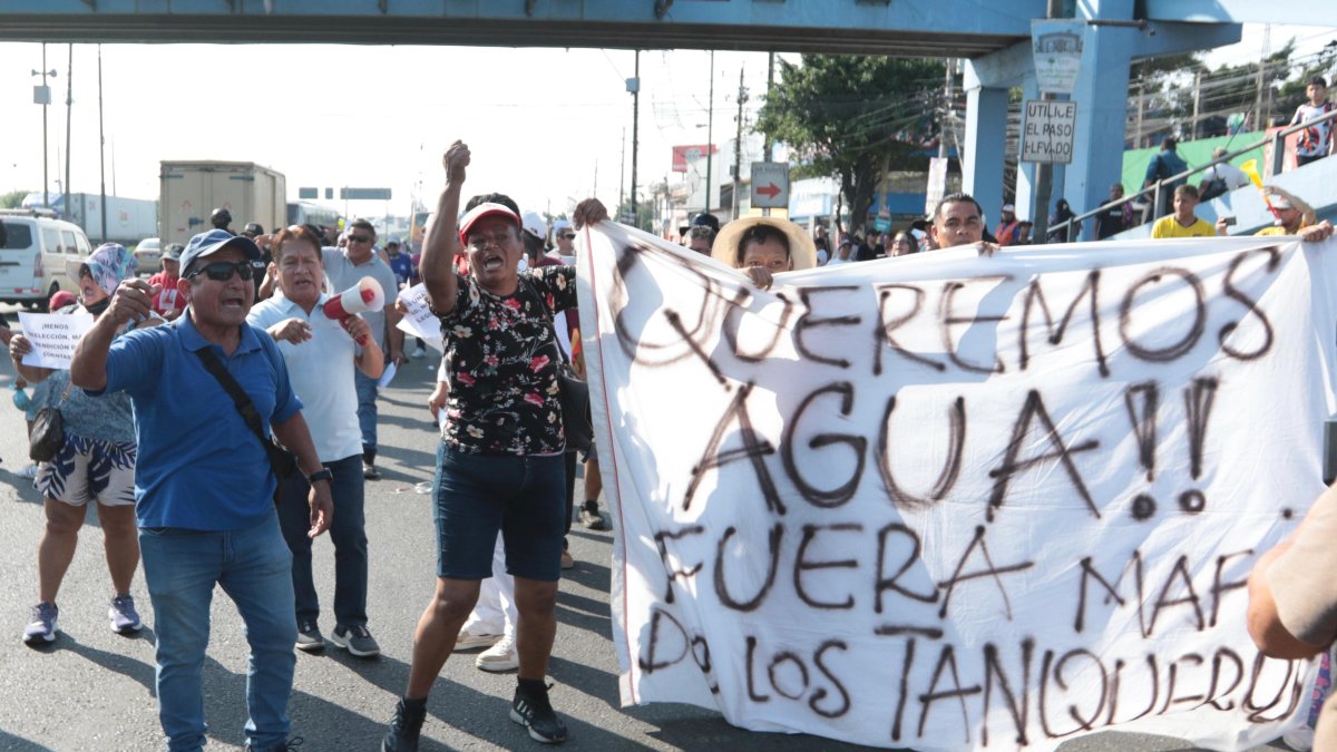 Habitantes de Durán protestaron este sábado 10 de octubre para exigir soluciones a la falta de agua potable.