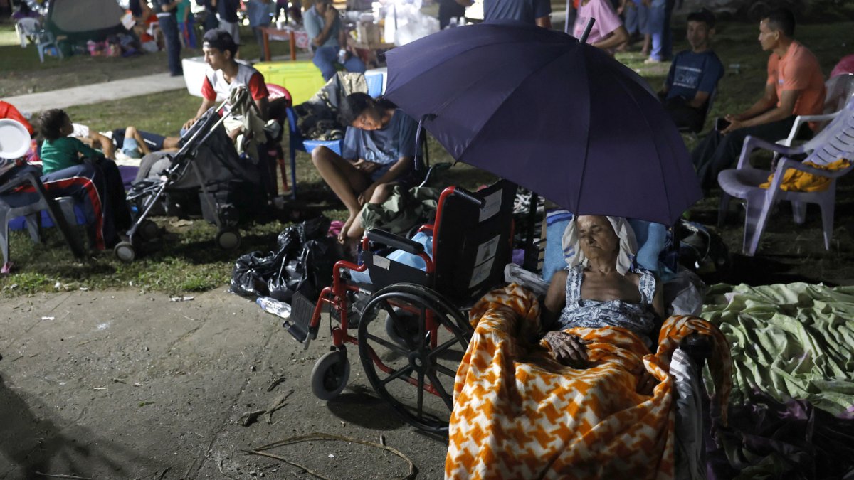 Elodia Oliva (94 años) descansa en un parque este sábado, en el centro de Tonosí (Panamá).