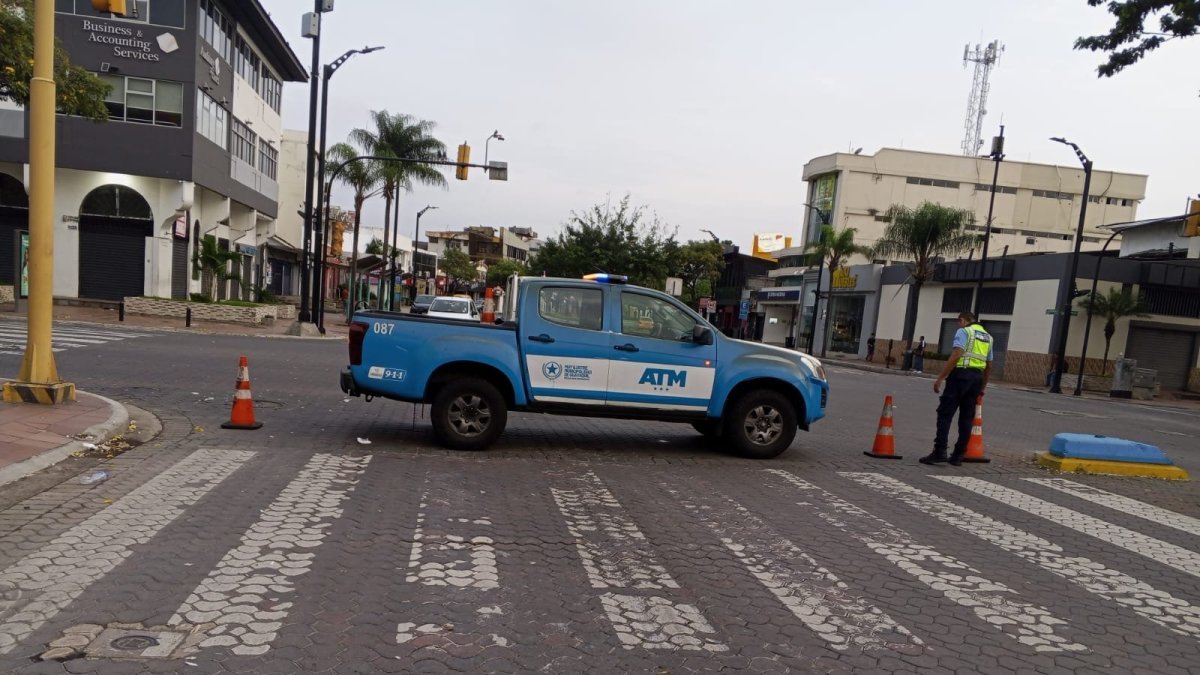 La ATM regula la circulación durante la jornada de Ruta Urdesa en la avenida Víctor Emilio Estrada.
