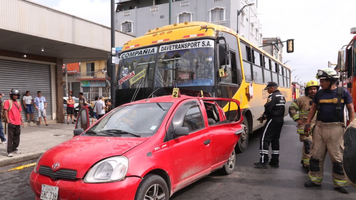 Un bus escolar colisionó con un auto en Quito y Capitán Nájera, dejando dos personas heridas.