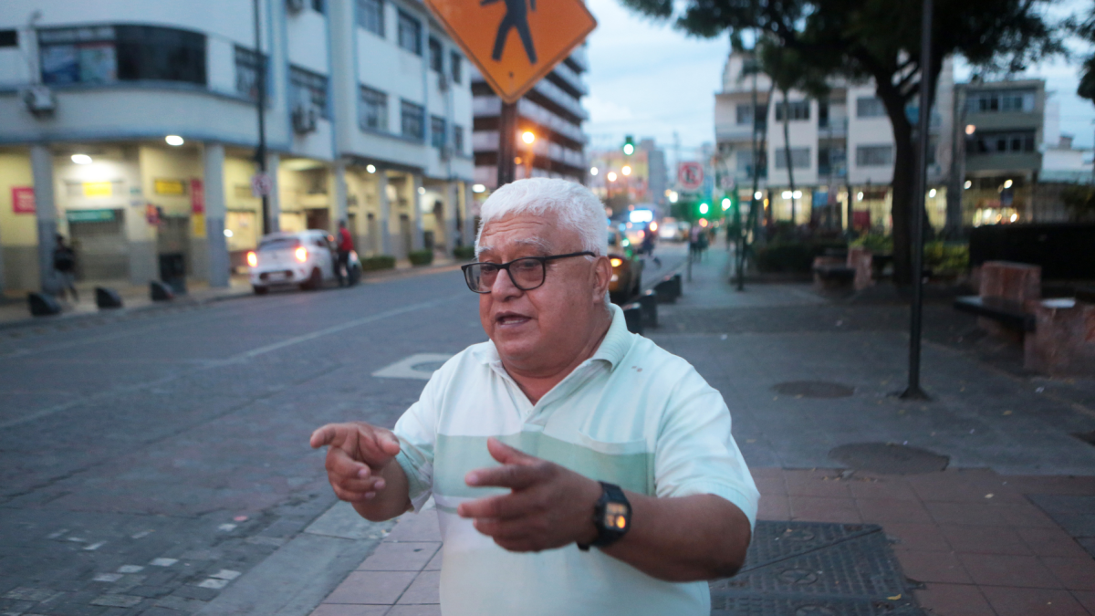 Francisco Bravo, de 70 años, llegó desde Loja a vivir al Guayaquil de los lagarteros, las estaciones de buses en los parques y los viajes a Durán en lancha.