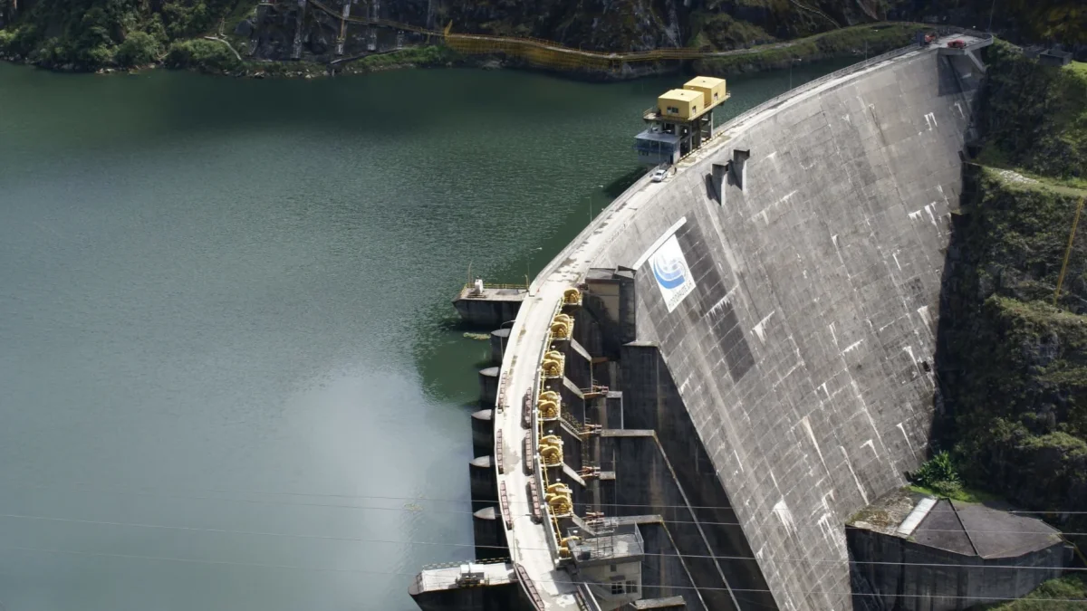 Mazar, ubicado en la provincia del Azuay, es el embalse y la reserva de agua más grande de Ecuador.