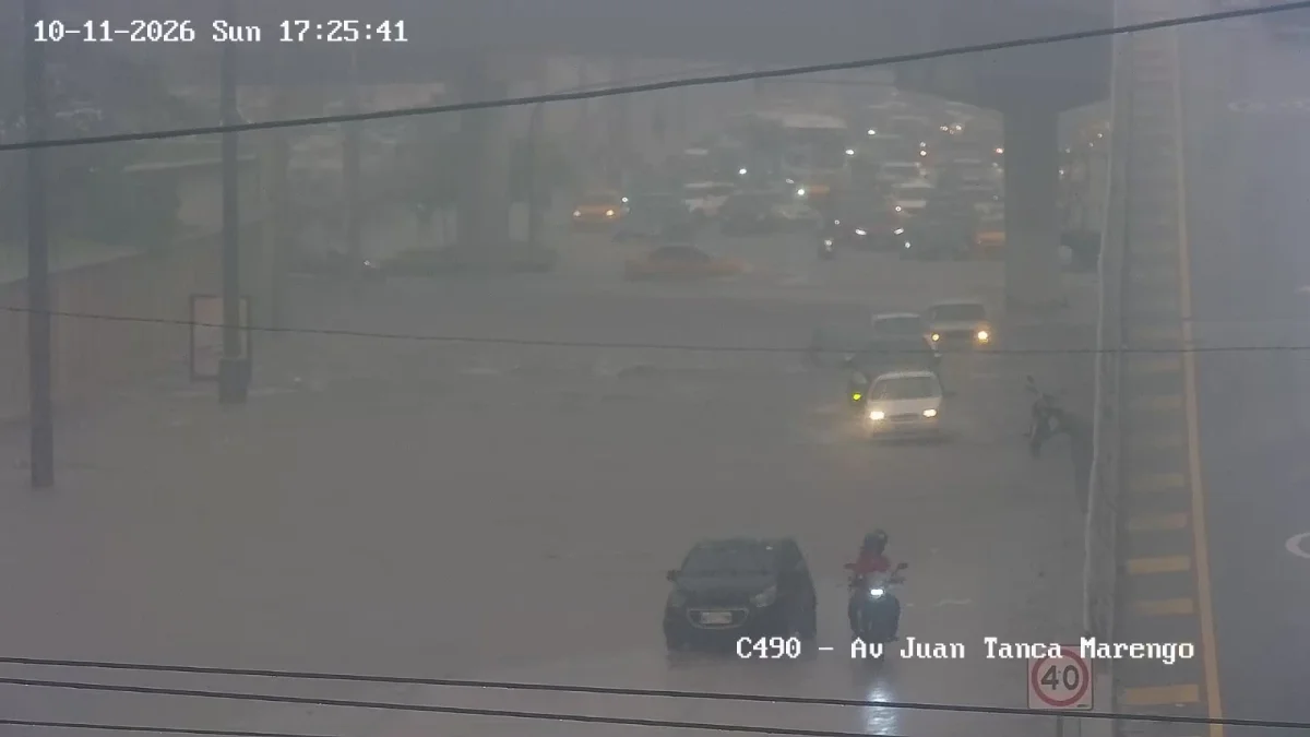 Juan Tanca Marengo: La acumulación de agua en los exteriores del Colegio Americano dificultó el tránsito vehicular durante la tarde de este domingo.