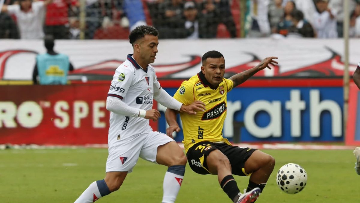 Liga de Quito y Barcelona jugando en el estadio Rodrigo Paz.