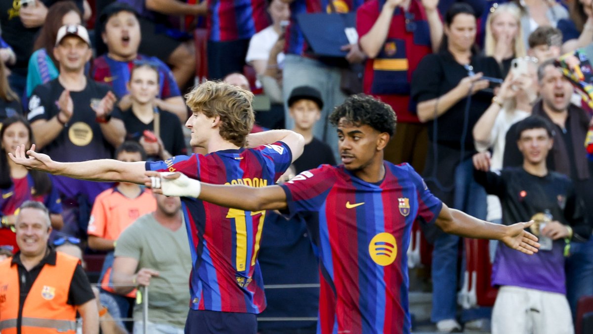 El delantero del Barcelona Anthony Gordon (i) celebra junto a Lamine Yamal tras marcar ante el Getafe CF.