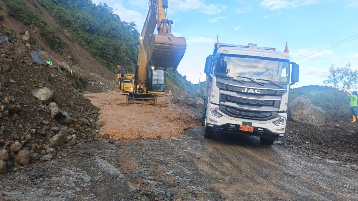 En el kilómetro 90 de la vía Cuenca- Molleturo- El Empalme se ejecutan tareas de limpieza de un deslave. La vía está cerrada.
