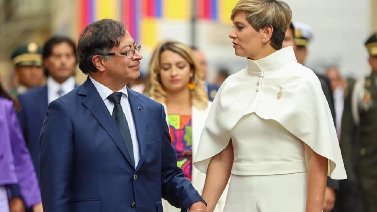 Gustavo Petro y su ahora exexposa Verónica Alcocer fueron fotografiados juntos en un evento oficial durante la Presidencia de Petro.