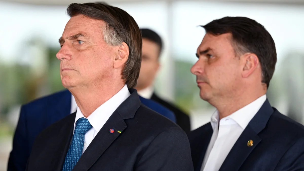 El expresidente Jair Bolsonaro (i) en en evento oficial pasado junto a su hijo y senador Flávio Bolsonaro (d).