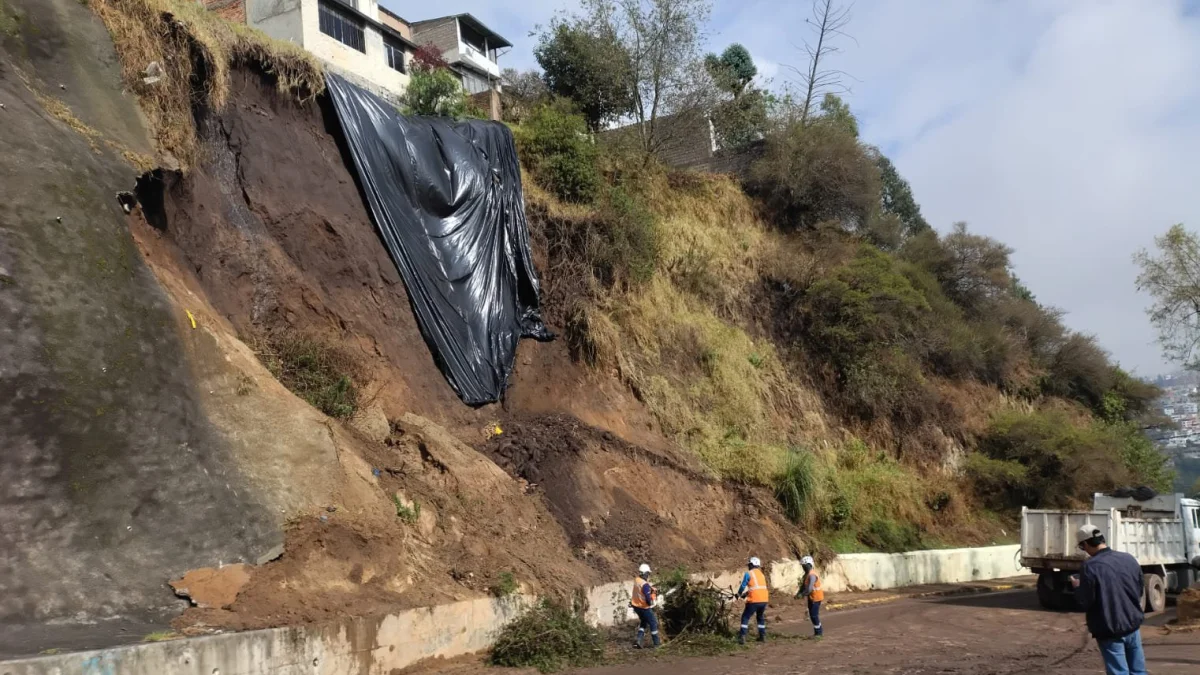 Este 12 de octubre continúan los trabajos tras el deslizamiento de tierra en la Mariano Hinojosa y Autopista General Rumiñahui.
