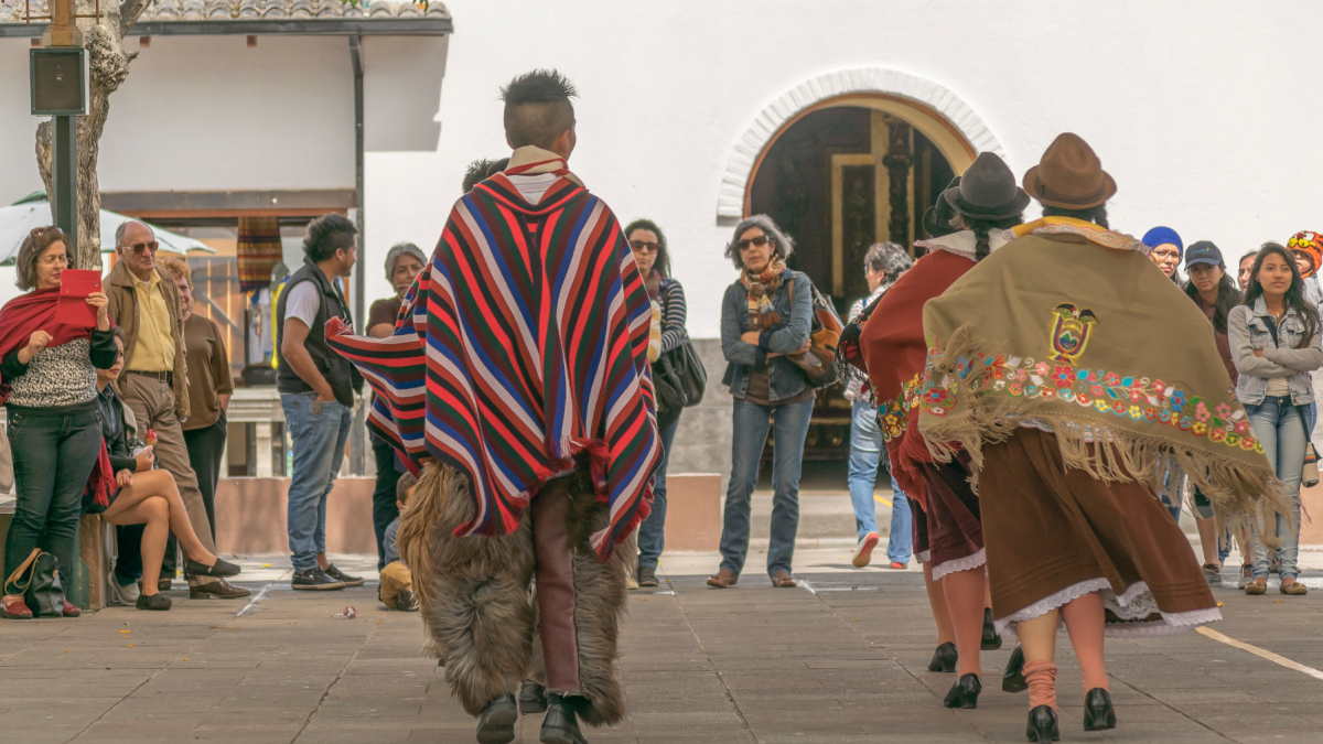 El 12 de octubre, se recuerda el encuentro entre culturas y se reivindica la riqueza de los pueblos y nacionalidades que forman parte de la identidad del país.