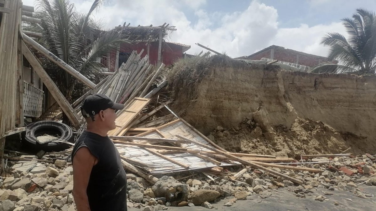 Una vivienda en Punta Bikini, San Clemente, norte de Manabí, fue afectada por los oleajes y la erosión costera