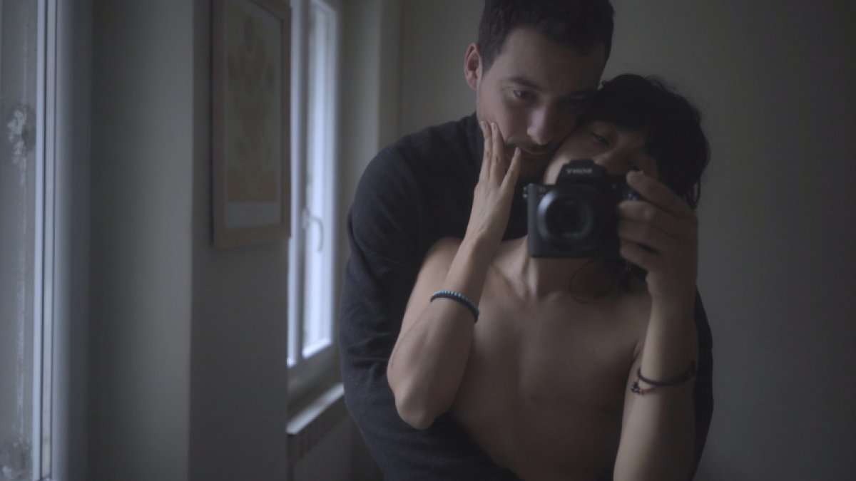 El documental plantea preguntas sobre las condiciones en las que una persona enfrenta una enfermedad y las responsabilidades que asumen quienes la rodean.